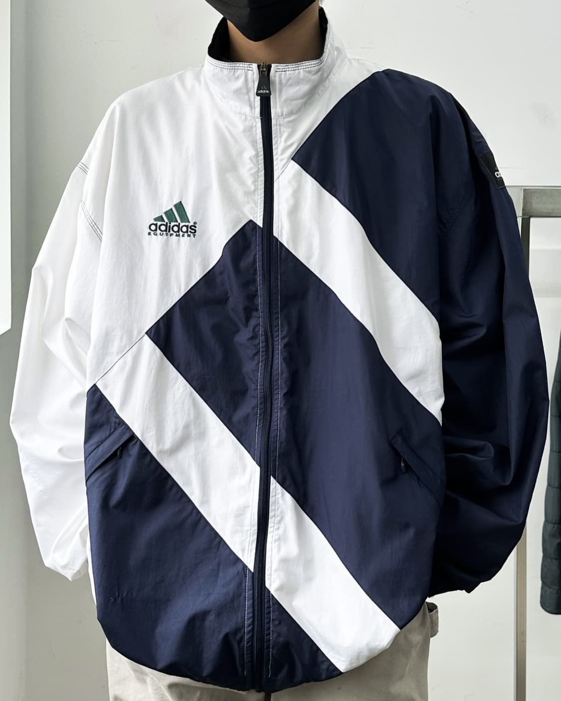 아디다스 이큅먼트 90‘s 빅 엠브로이드 윈드브레이커 상품이미지1