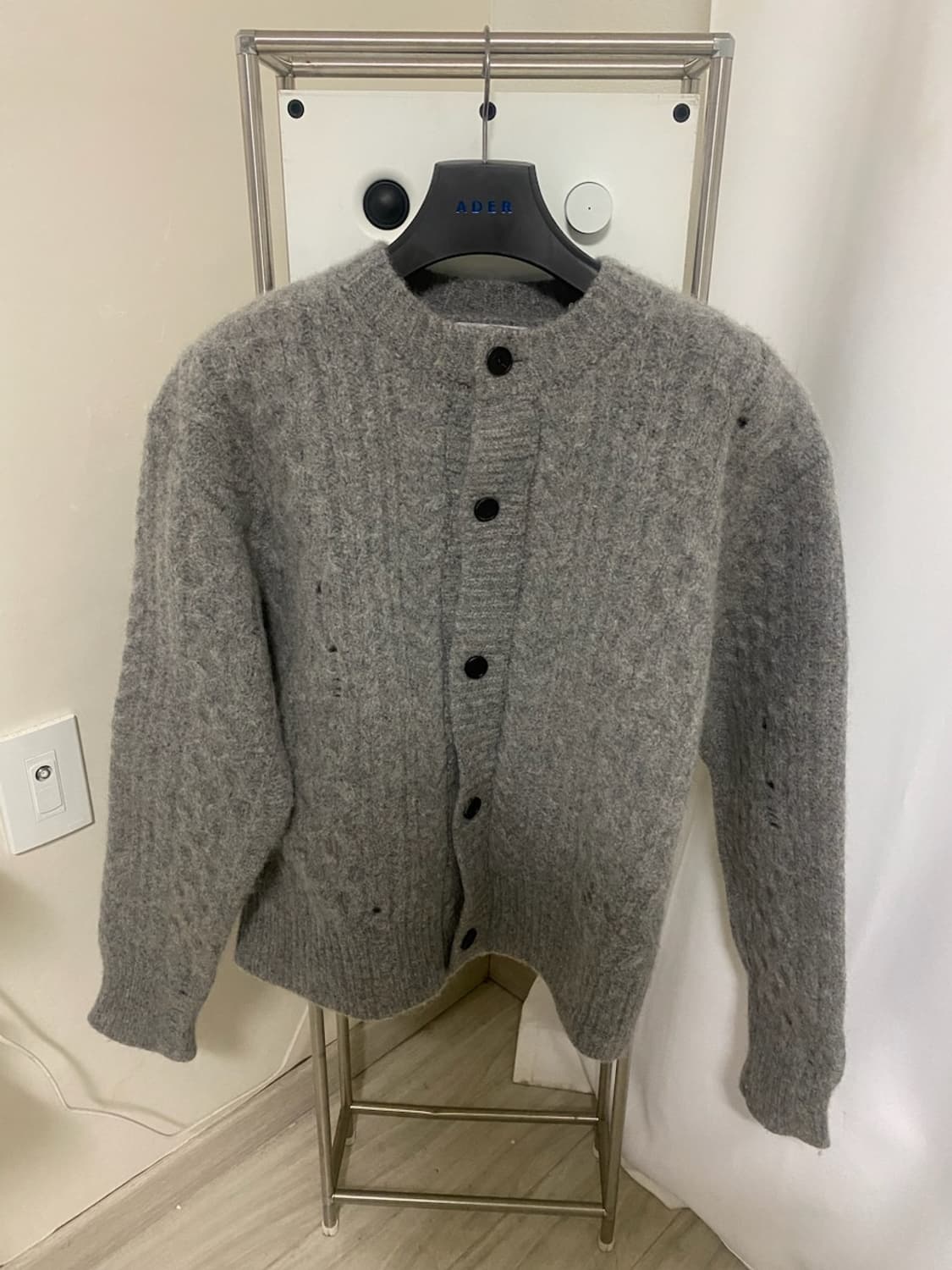 [48] 솔리드옴므 라운드넥 케이블 데미지 니트 가디건 그레이 상품이미지1