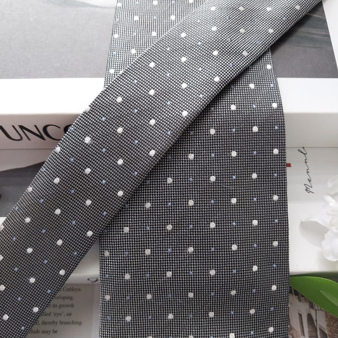 꾸레쥬 실크 그레이 도트 패턴 넥타이 9.2cm A+~A등급 K2353
 상품이미지4