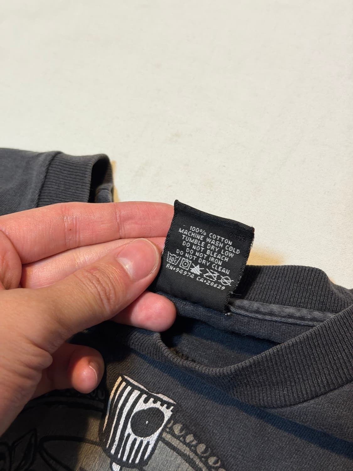 00s 스투시 크로스 본 스프레이캔 티셔츠 블랙 상품이미지4