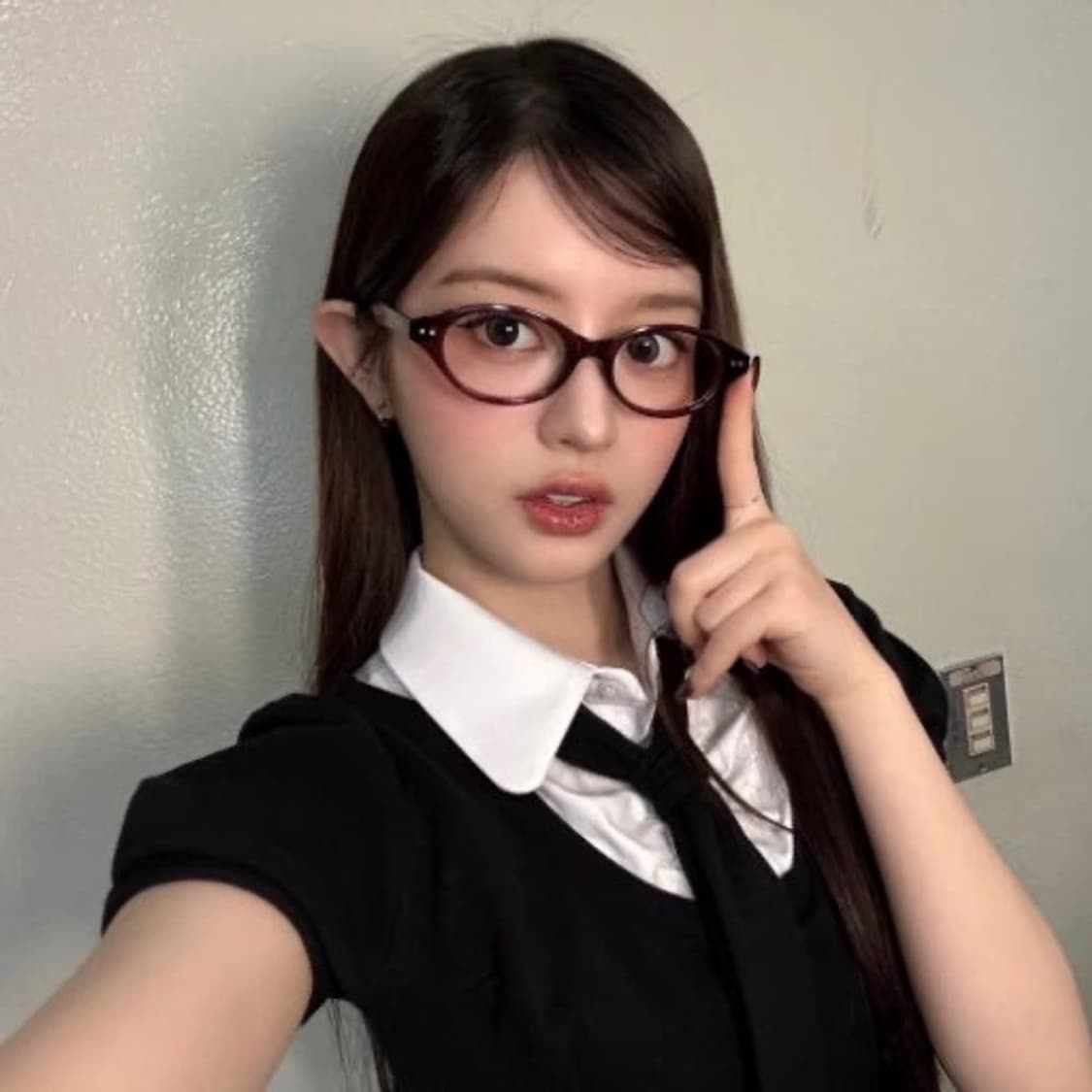 아일릿 민주 착용 팬시클럽 프레피 리본 타이 셔츠 블랙 상품이미지1