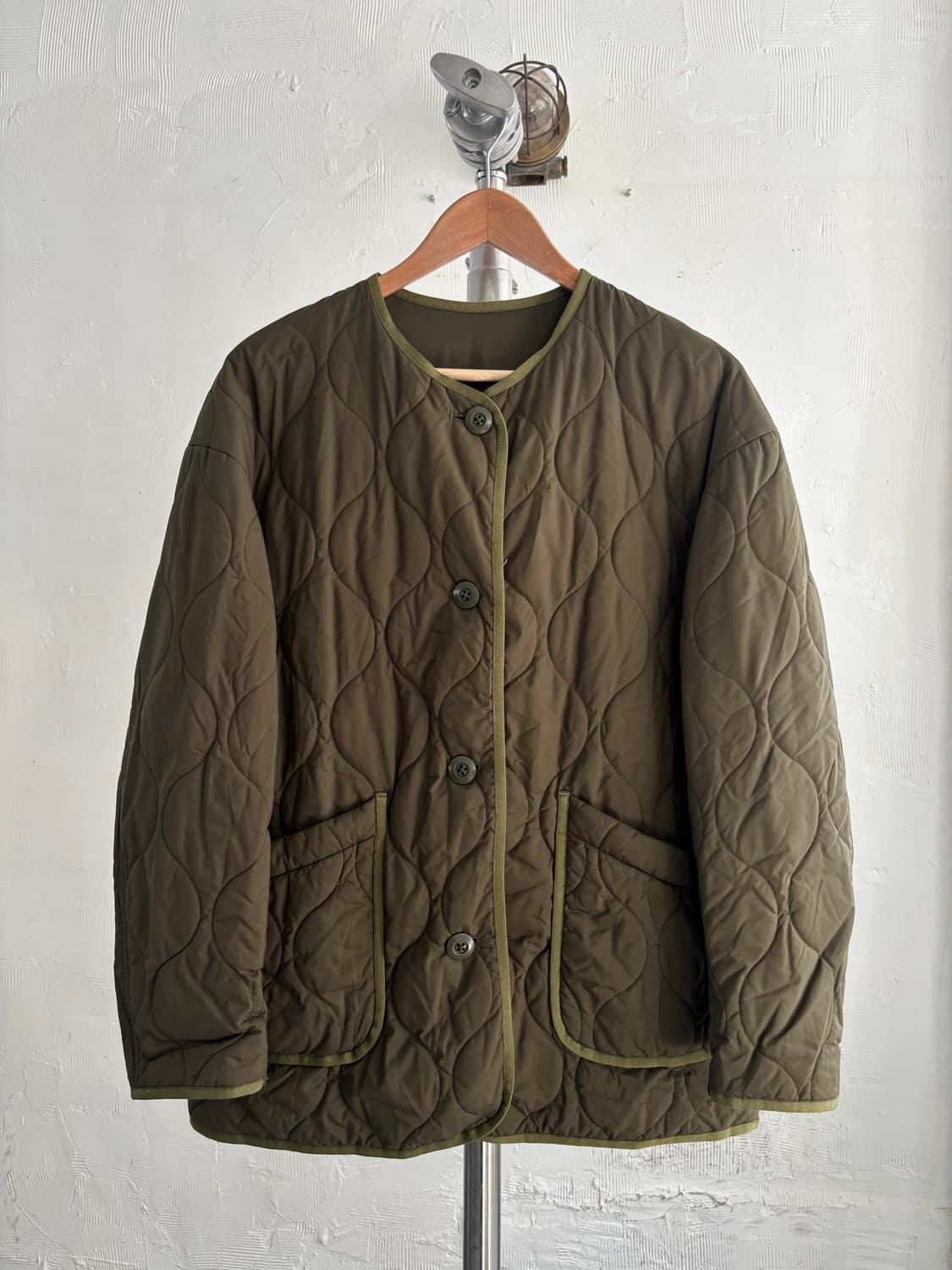 Pilgrim 필그림 카키 퀄팅 논카라 자켓  상품이미지2