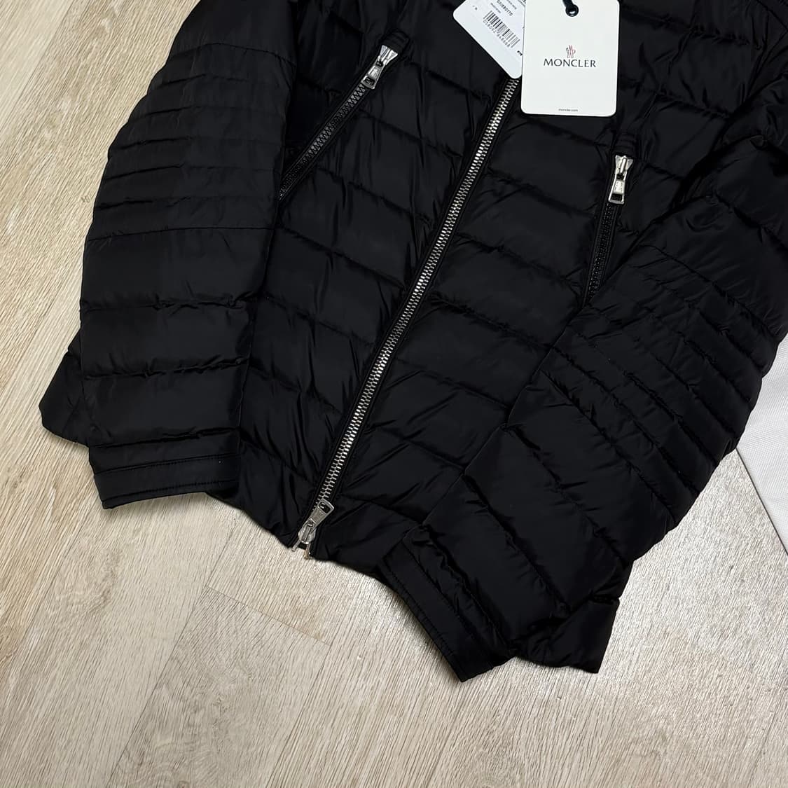 [블랙 2/새상품급] 몽클레어 아미오 경량패딩 자켓 블랙 풀구성 상품이미지3