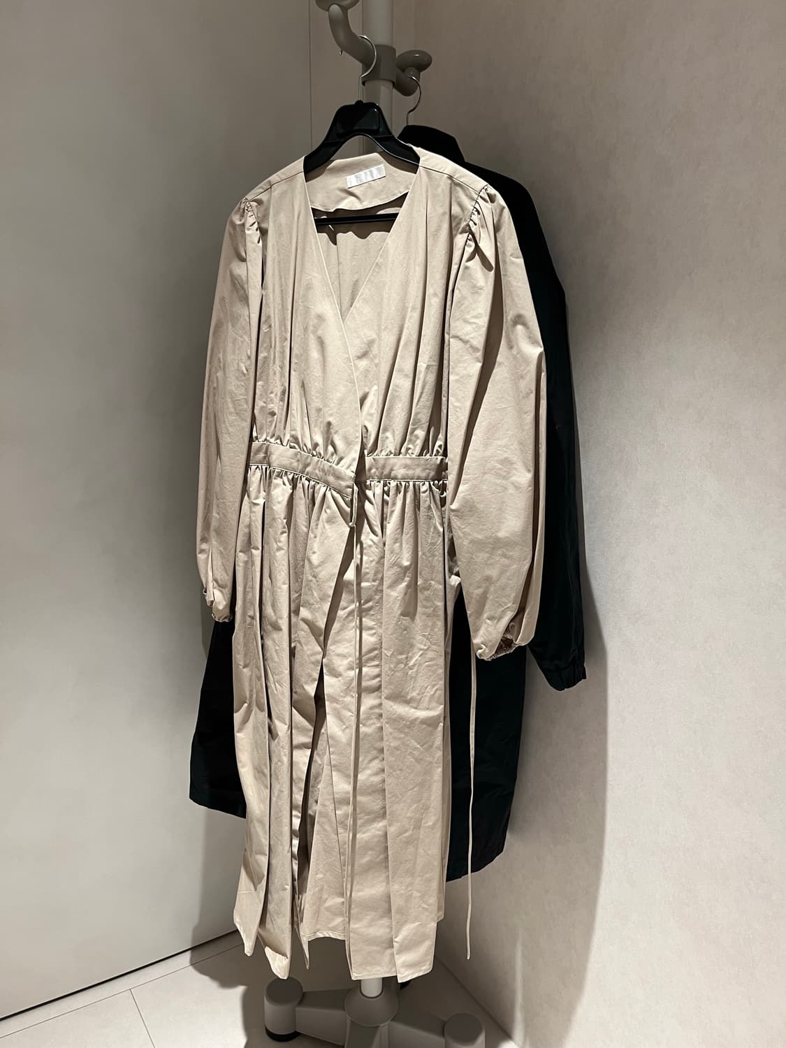 리엘 puff v neck 트렌치 원피스 베이지 상품이미지3