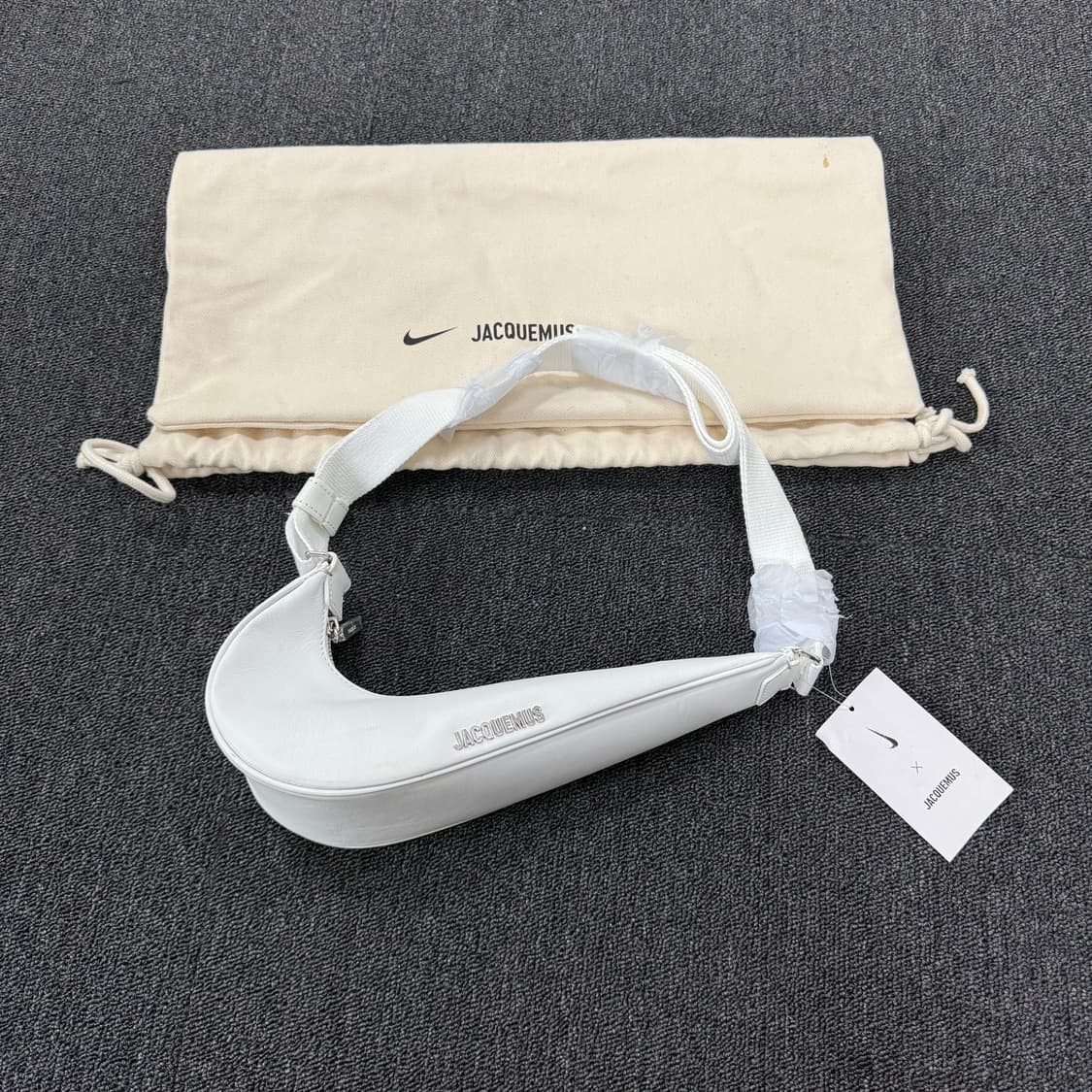 나이키 x 자크뮈스 스우시 르 삭 스몰 크로스백 상품이미지4