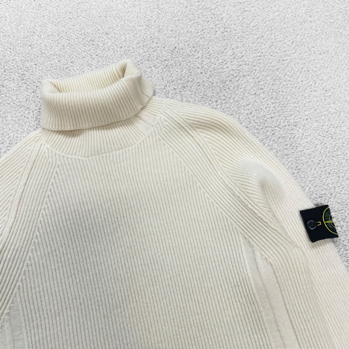 스톤아일랜드 와펜 패치 울 터틀 넥 니트 오프화이트 상품이미지2