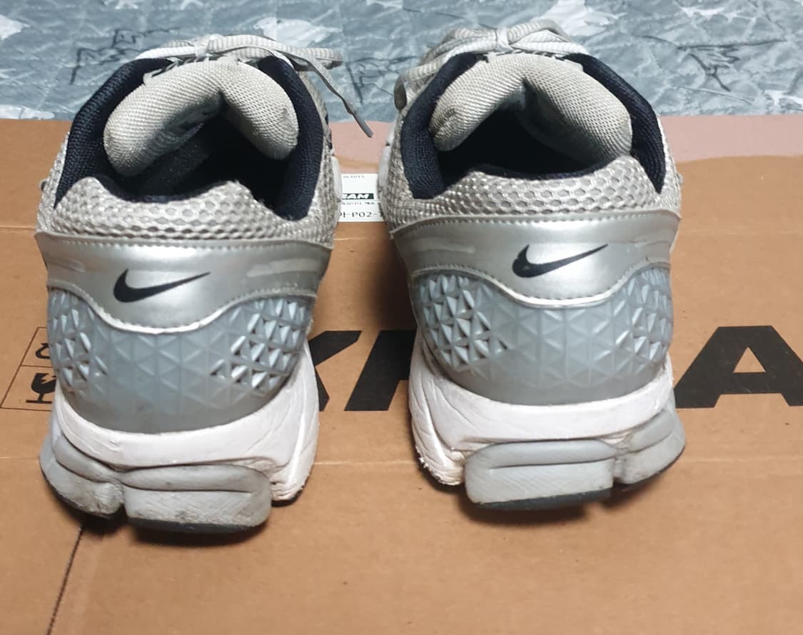 나이키 줌보메로5 메탈릭실버 블랙 (300) 상품이미지4