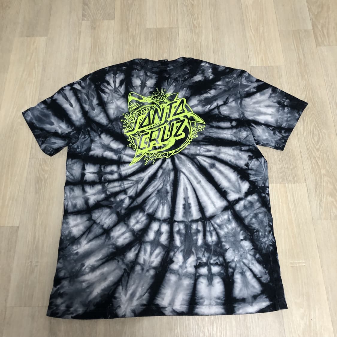(XL) 뉴에라 X 산타크루즈 타이 다이 로고 티셔츠 상품이미지9