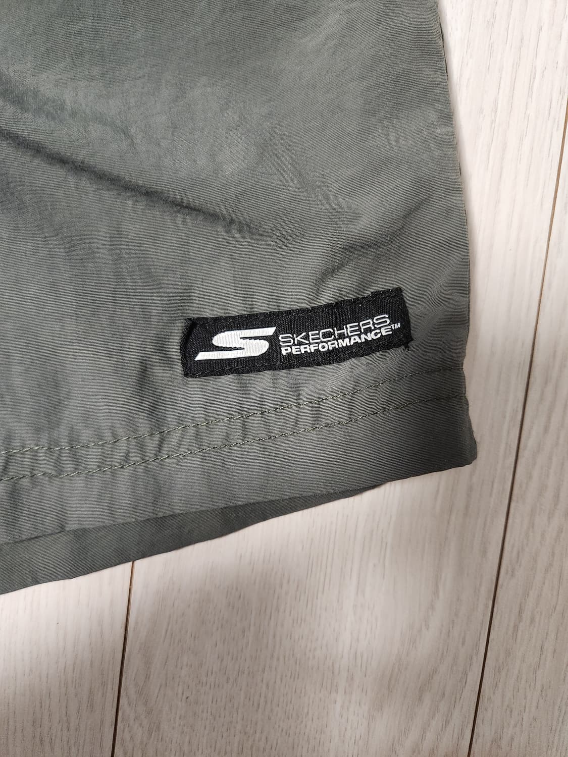 스케쳐스 퍼포먼스 카키색 밴딩 반바지 사이즈32 L

약간의 사용감 외에 상품이미지4