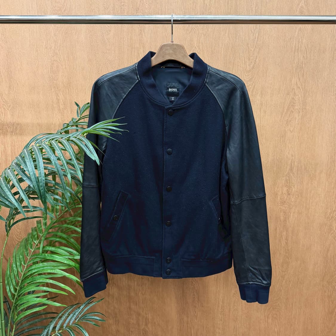 휴고 보스 블루종 자켓 레더 슬리브 배색 래글런 디테일 레귤러핏 네이비 상품이미지1