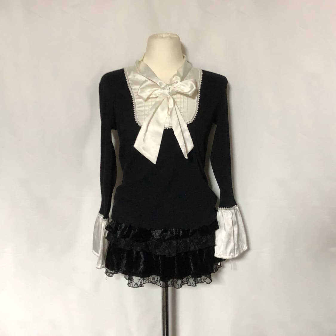 리본 커프스 탑 블랙 상품이미지3