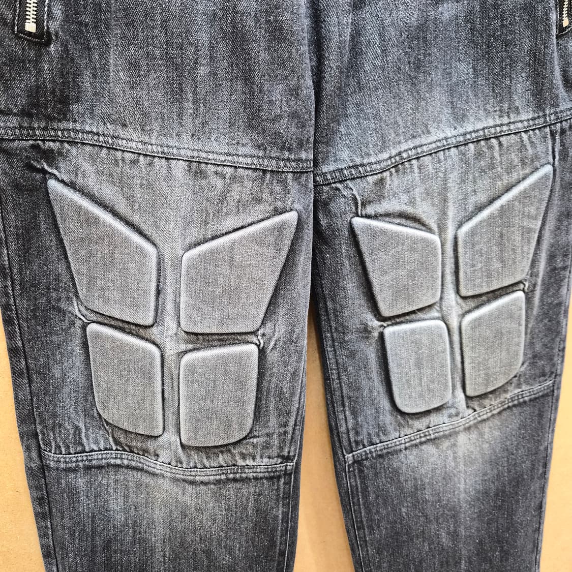 후드후드 엠보싱 데님 바이커 팬츠 블랙 상품이미지2