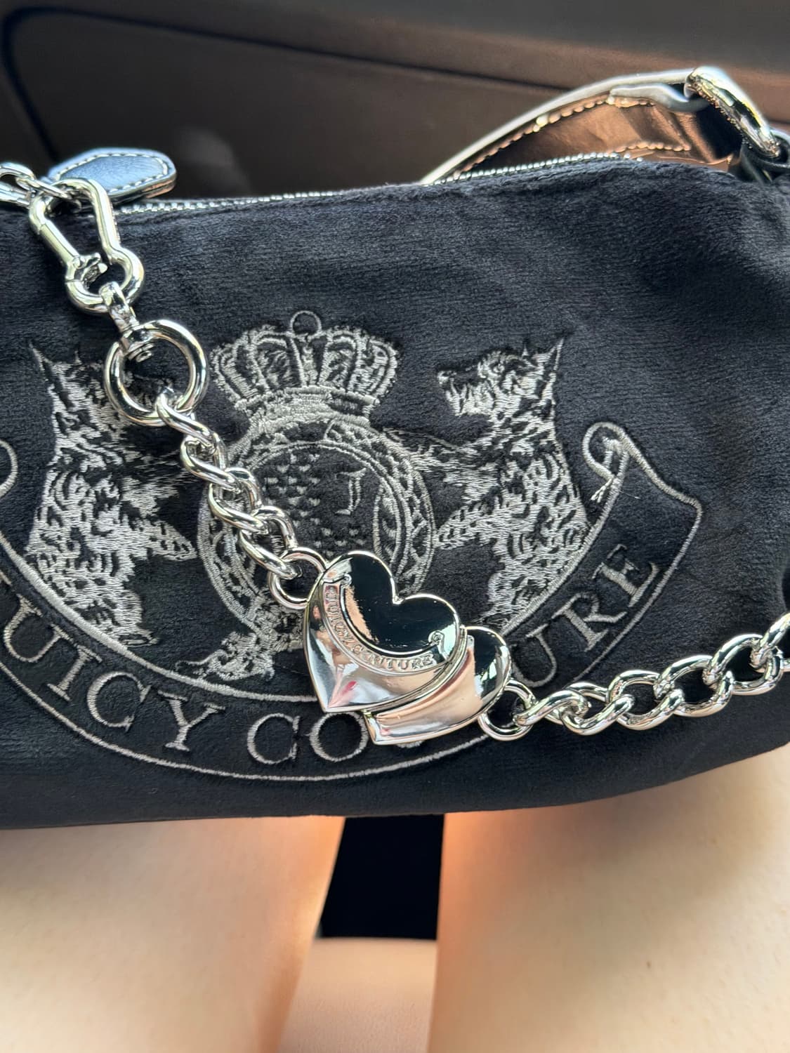 [프리뷰 세일] 쥬시꾸뀌르 블랙 벨벳 숄더백 상품이미지3