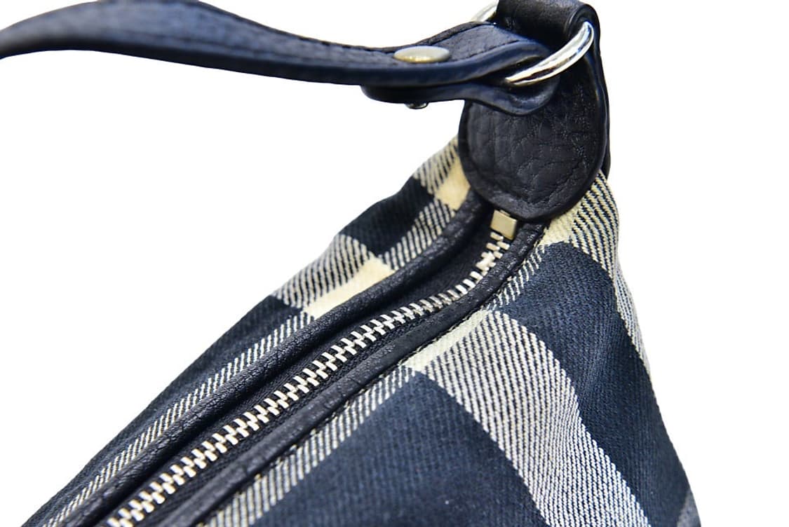 버버리 블랙 체크 패턴 미니백(정품) 상품이미지7