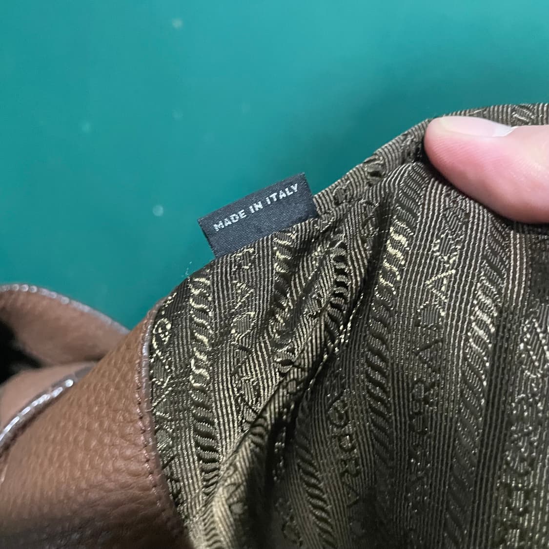 프라다 비텔로 가죽 숄더크로스백 상품이미지10