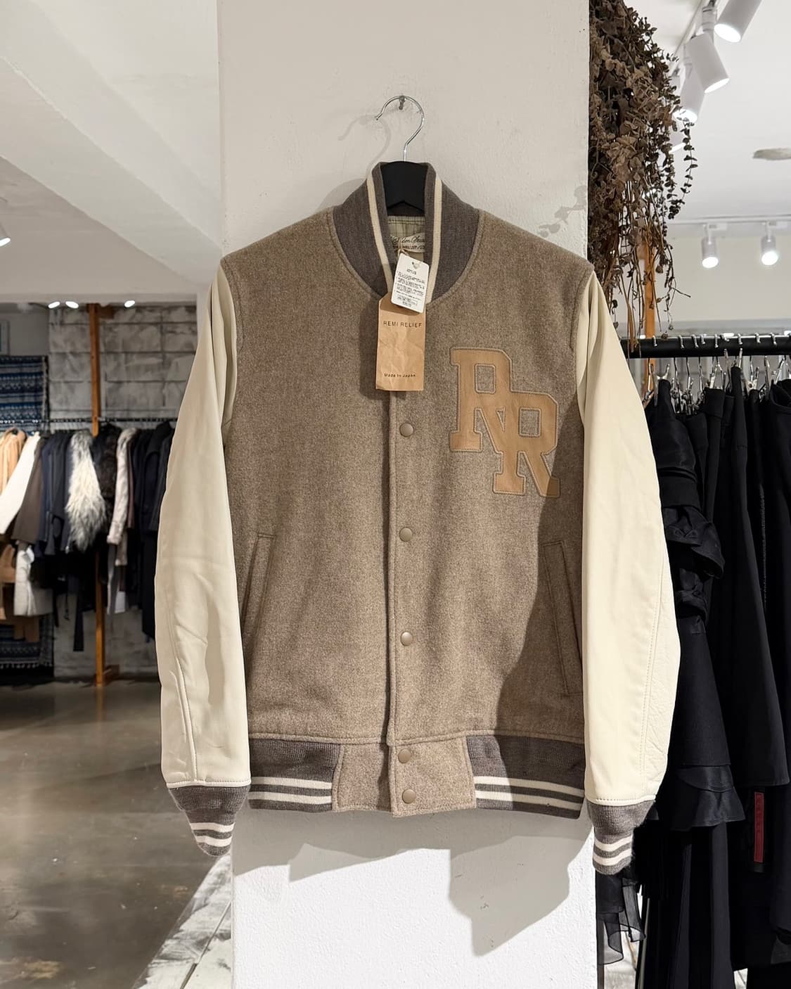 레미 릴리프 베이지 로고 패치 레더 슬리브 자켓 상품이미지1