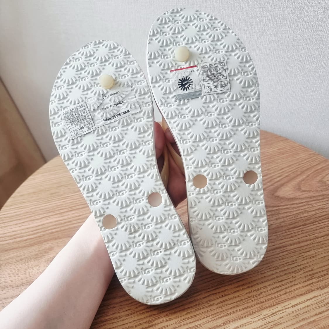 UGG 어그 하트폼폼이 플립플랍 쪼리 샌들 슬리퍼 (240/7) 상태최상 상품이미지7