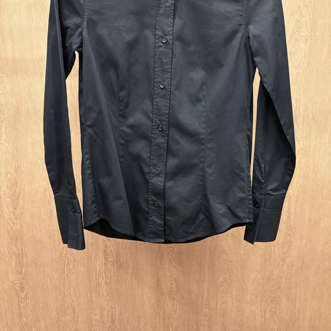 막스앤코 코튼 긴팔 셔츠 소매 커프스 솔리드 패턴 디테일 블랙 상품이미지5