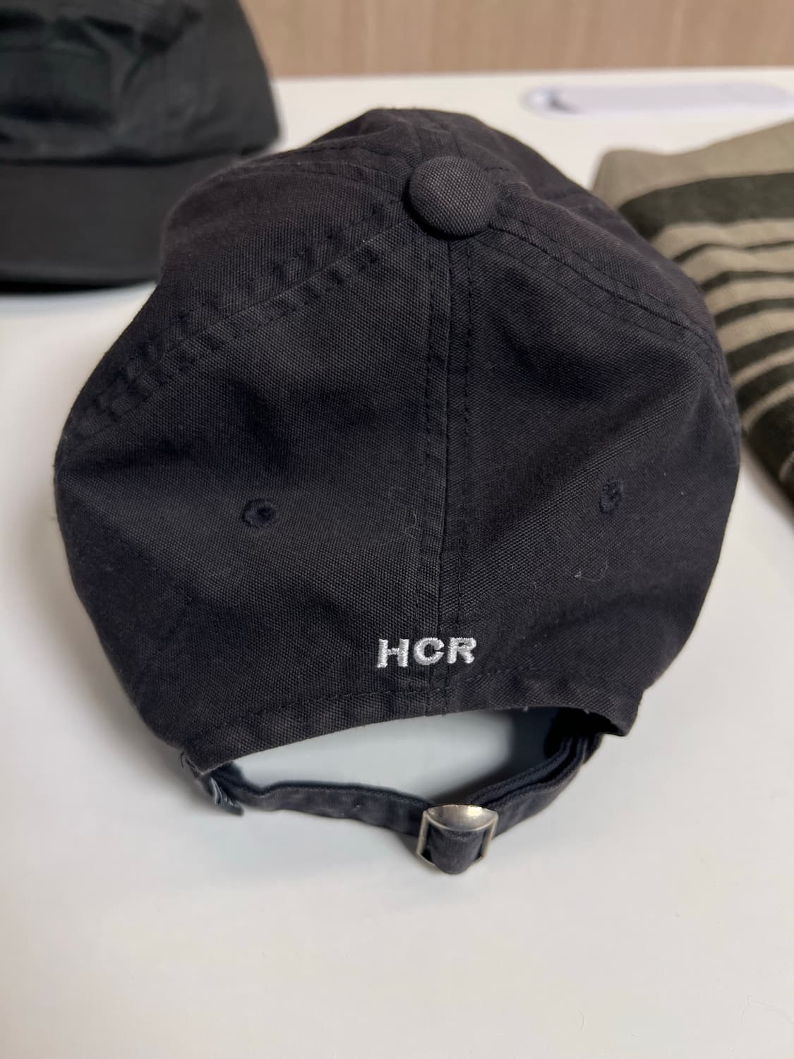 해칭룸x한로로 나침반 볼캡 상품이미지2