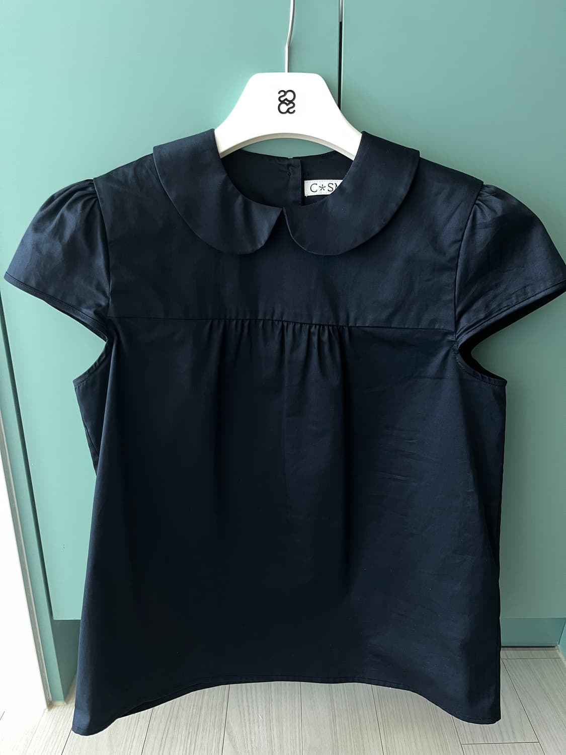 코스모스 셔링 캡 슬리브 블라우스 네이비 상품이미지2