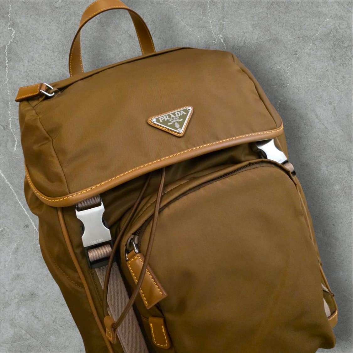PRADA 프라다 남녀공용 가죽+리나일론 테수토 클래식 백팩 상품이미지1