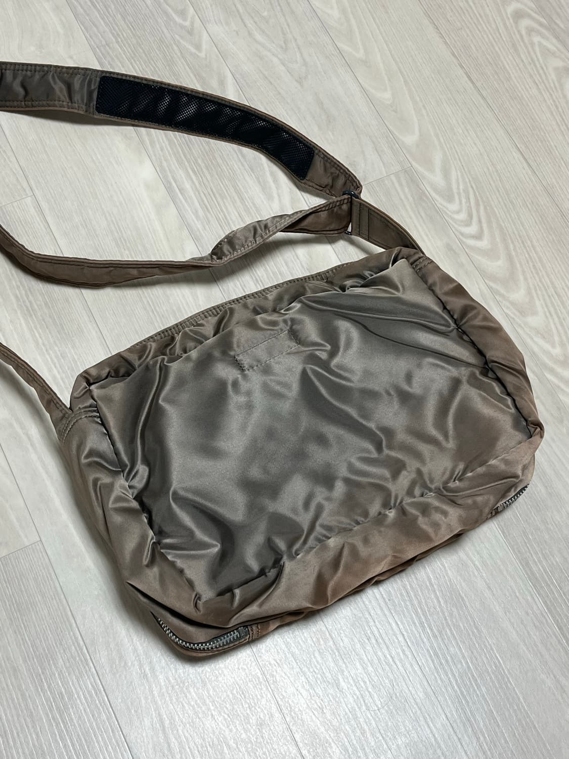 포터 탱커 숄더백 라지 실버 그레이 / 크로스백 상품이미지4