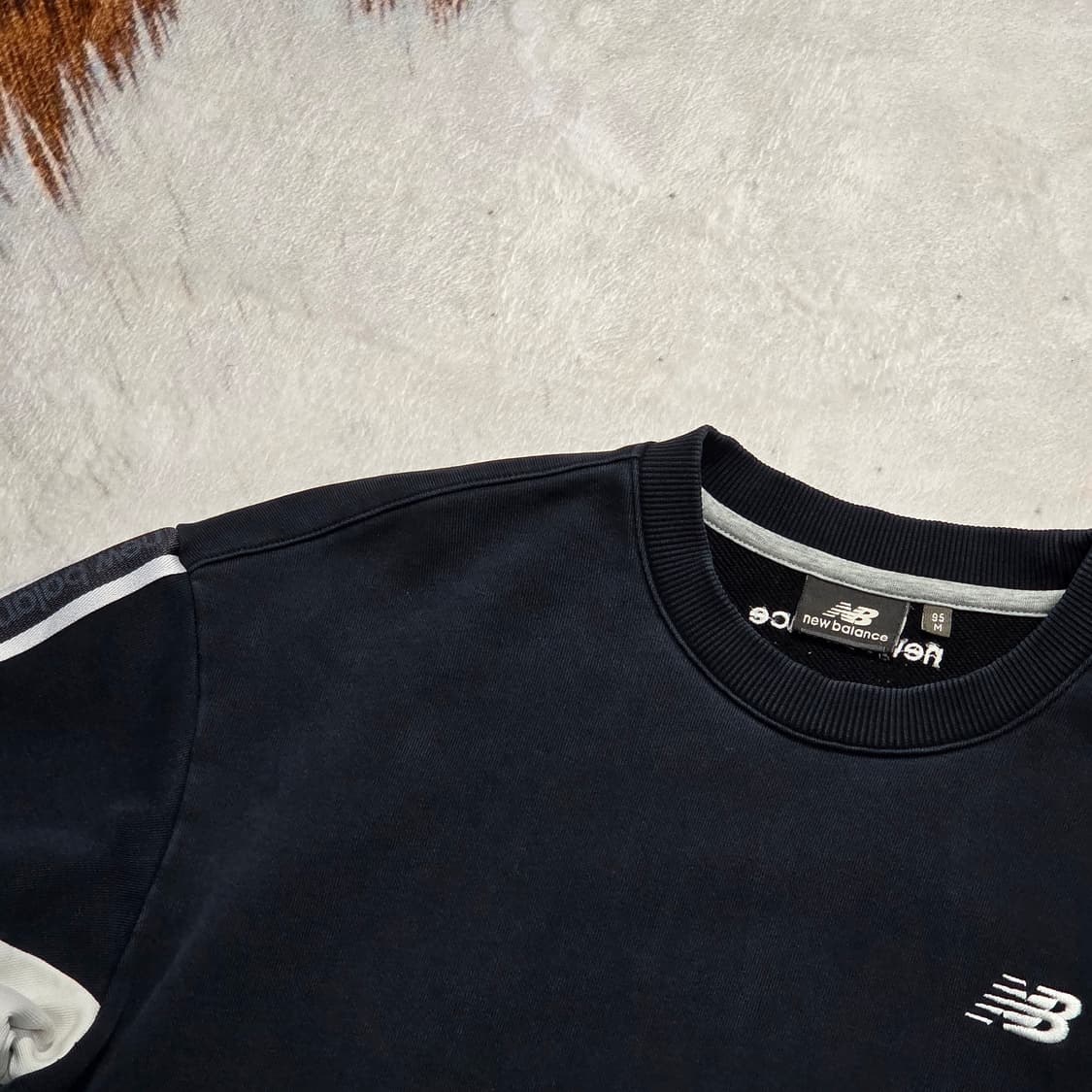 뉴발란스 사이드 배색 맨투맨 상품이미지2