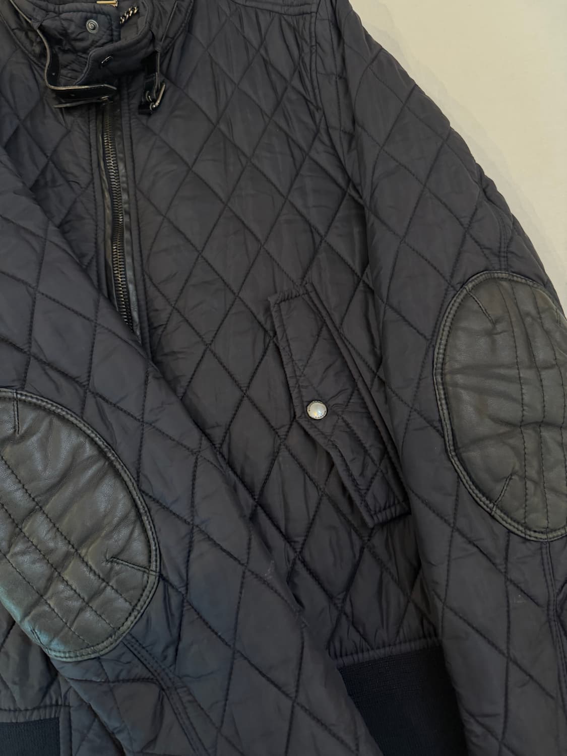 버버리 가죽패치 퀼팅 봄버자켓 블랙 상품이미지2