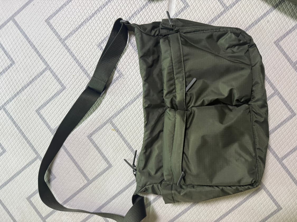 유니클로 멀티포켓숄더백 카키 상품이미지1