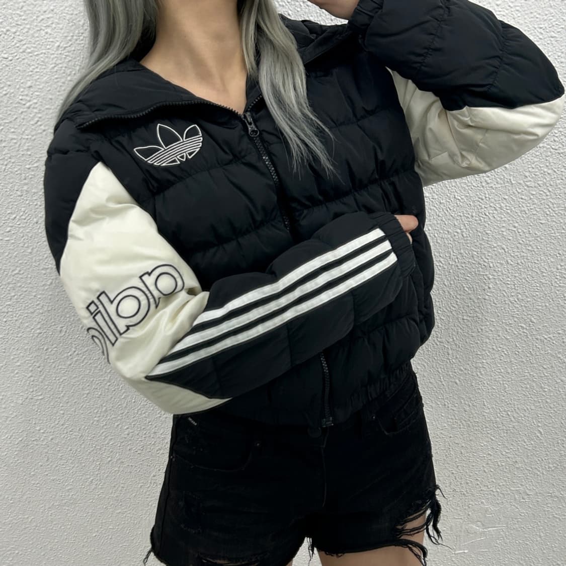 아디다스 자수로고 화이트배색 블랙 패딩 S 상품이미지4