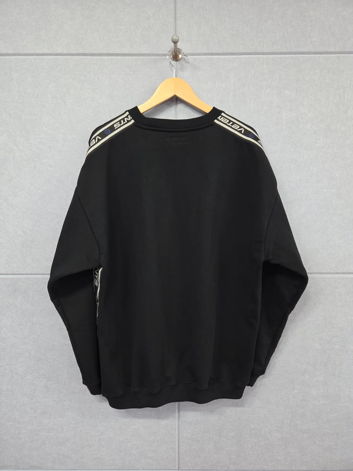VETEMENTS 베트멍 사이드 테이프 로고 맨투맨 블랙 상품이미지5