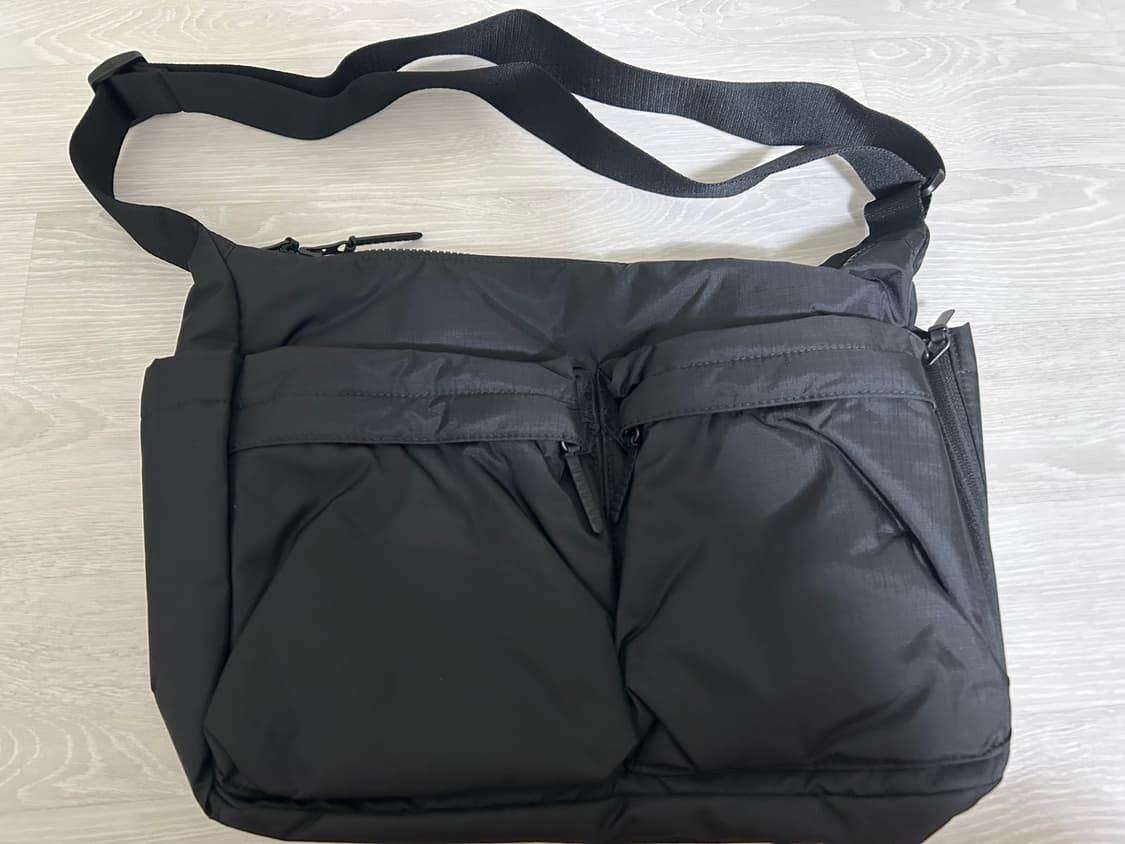 유니클로 멀티포켓 숄더백 상품이미지1