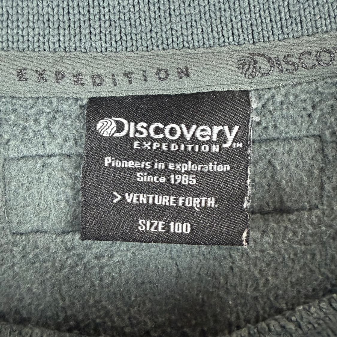 100) 디스커버리 포켓 맨투맨 차콜 상품이미지3