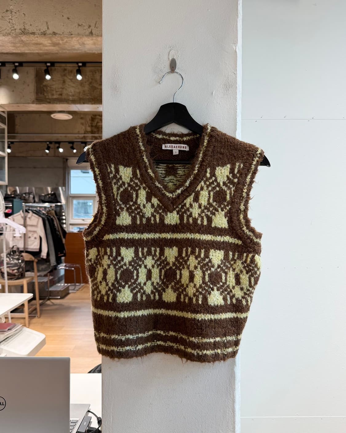 알렉사청 브라운 패턴 니트 베스트 상품이미지2