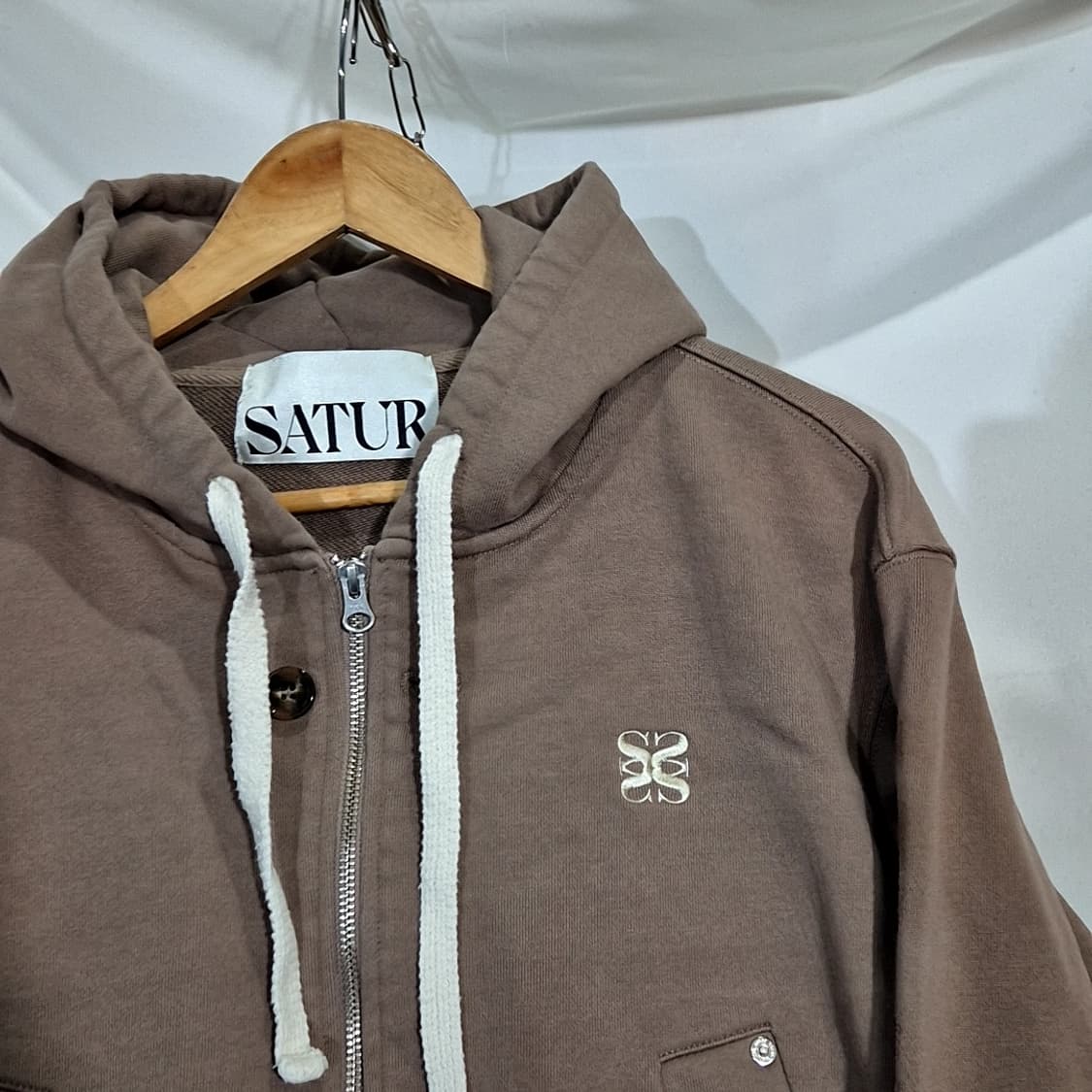 세터 자수로고 후드집업 상품이미지2