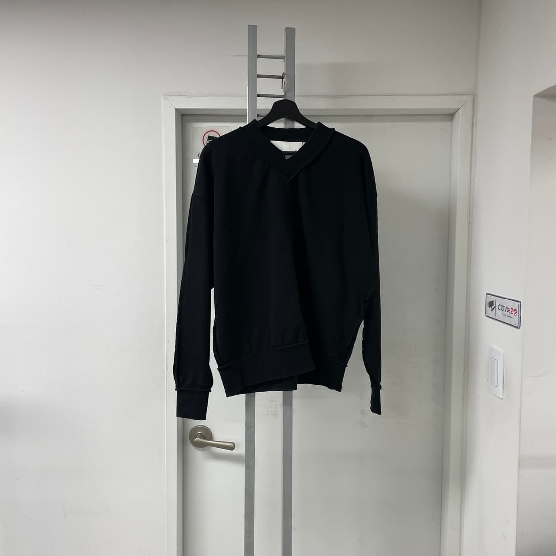 앤더슨벨 브이넥 맨투맨 S 상품이미지1