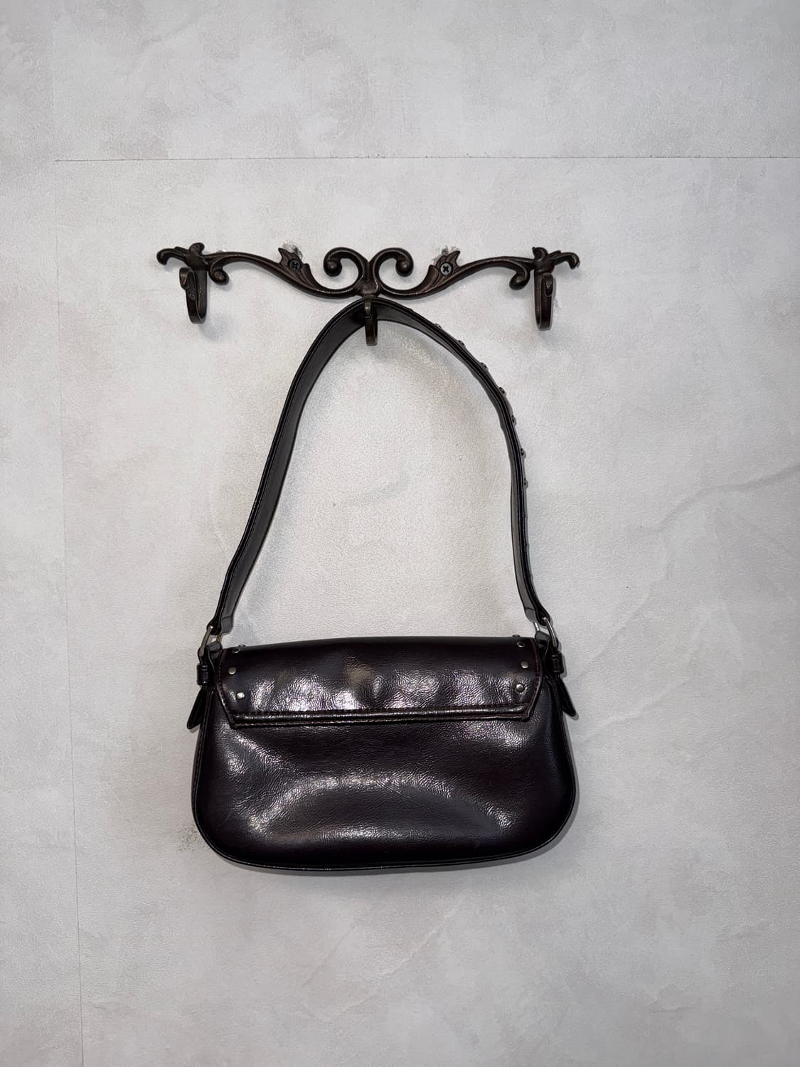 Guess dark brown stud mini shoulder bag 상품이미지5