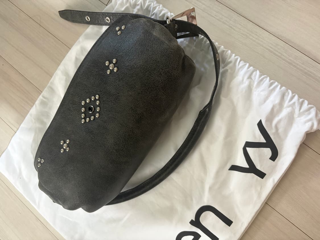 오픈와이와이 스터드 필로우 백 상품이미지3