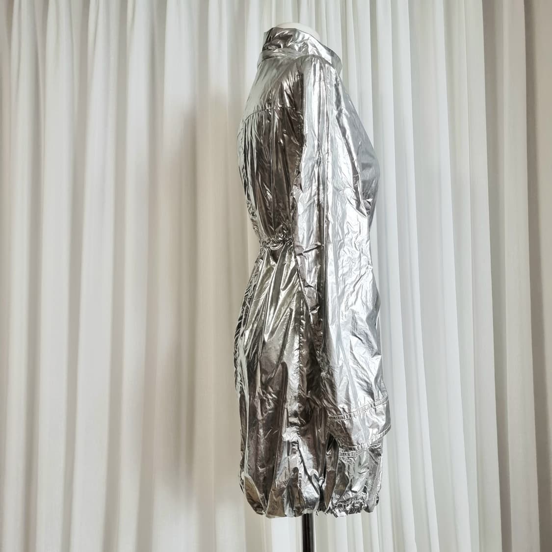 토리버치 메탈릭실버 나일론100 롱 바람막이 점퍼 자켓 (55) 상태최상 상품이미지3