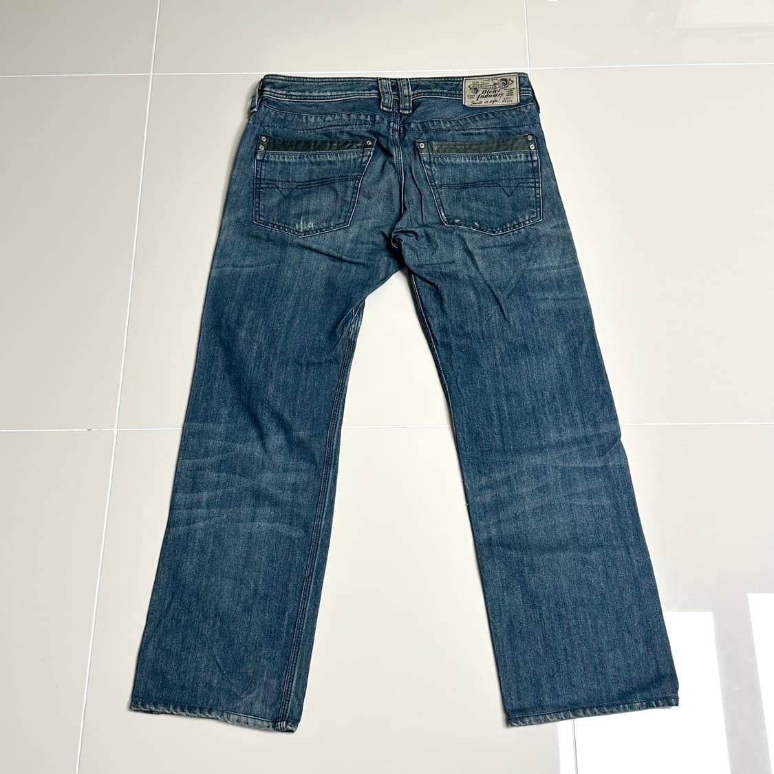 디젤 레더 포켓 루즈핏 데님 팬츠 상품이미지4