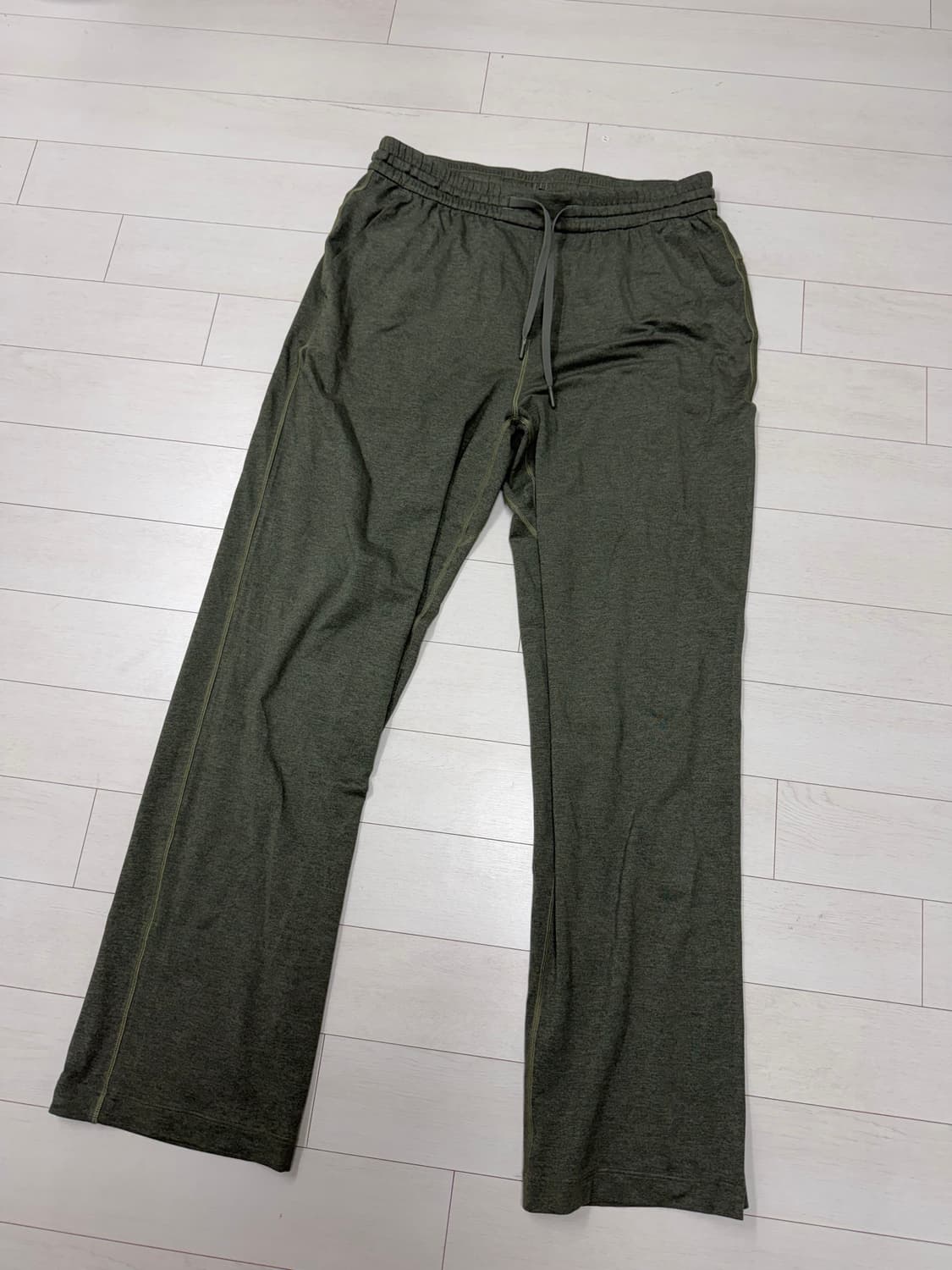 룰루레몬 팬츠 L 사이즈  상태 9.0/10  사진찍고 절대 안입습니다  상품이미지1