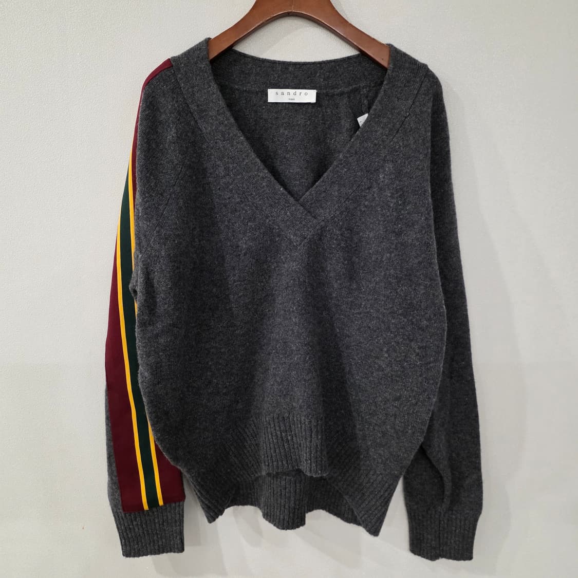 산드로 V넥 니트 회색/버건디 배색 상품이미지1
