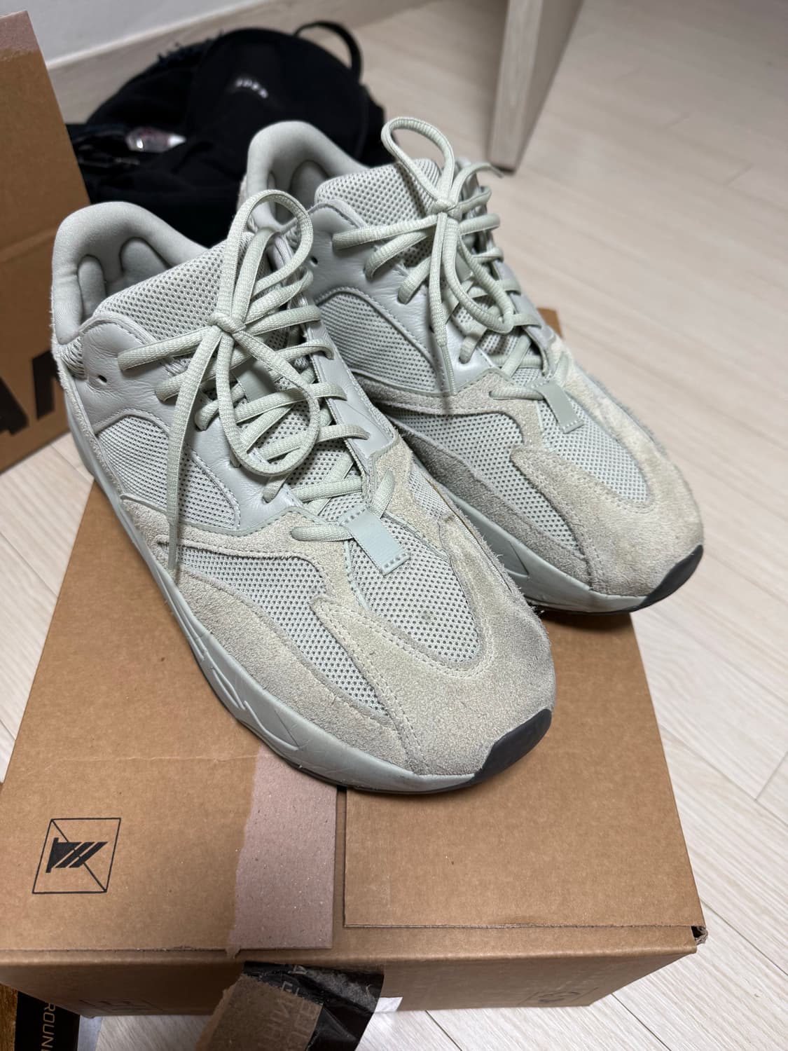 이지 부스트 700 솔트 상품이미지1