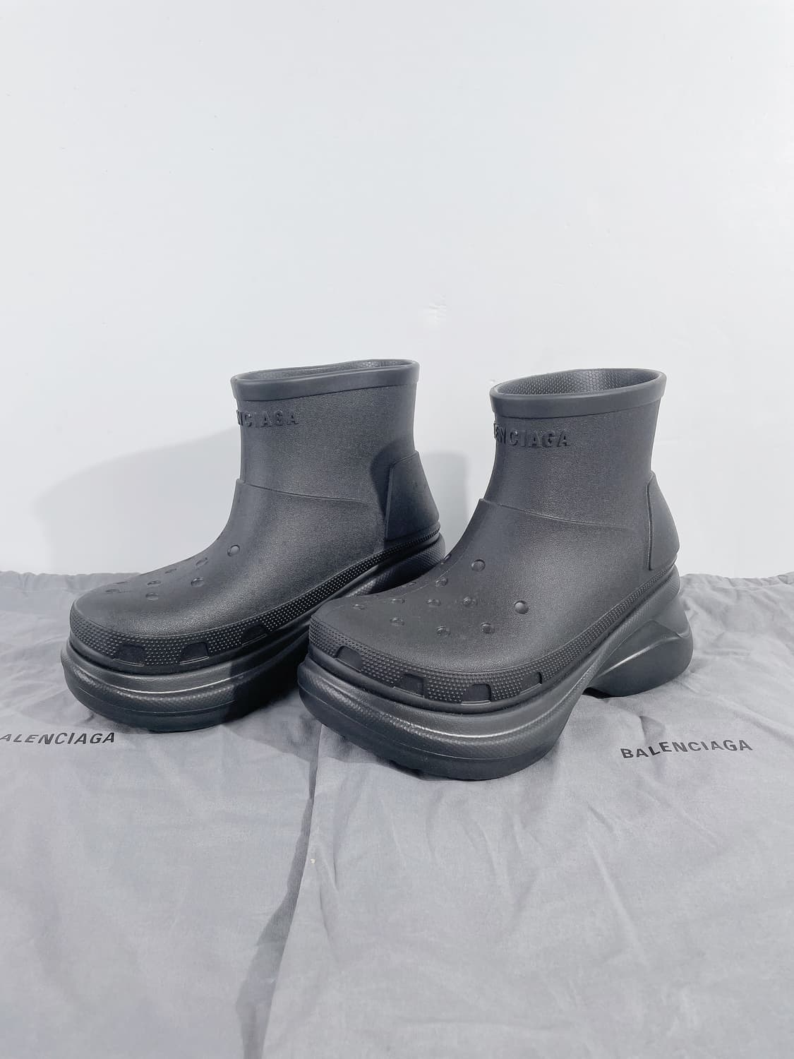 (정품/새상품) BALENCIAGA 발렌시아가 X 크록스 남성 부티 블랙 상품이미지3