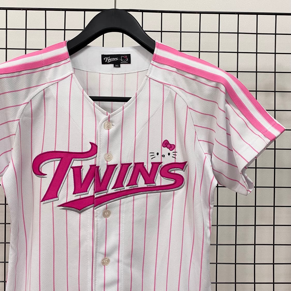 LG트윈스 헬로 키티 노마킹 유니폼 상품이미지3