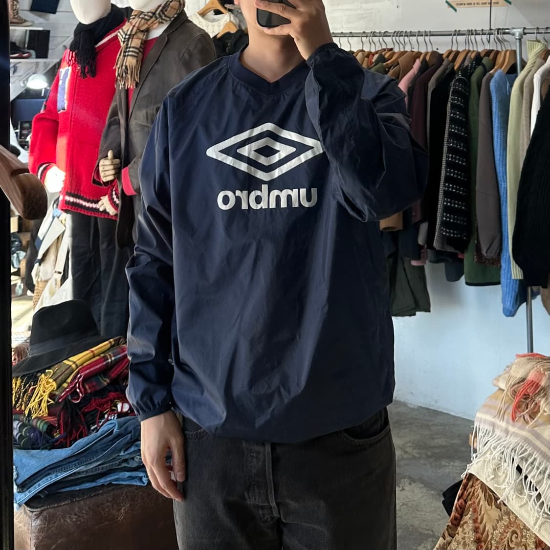 (착용컷) UMBRO 브이넥 웜업 (남성용 100) 상품이미지3