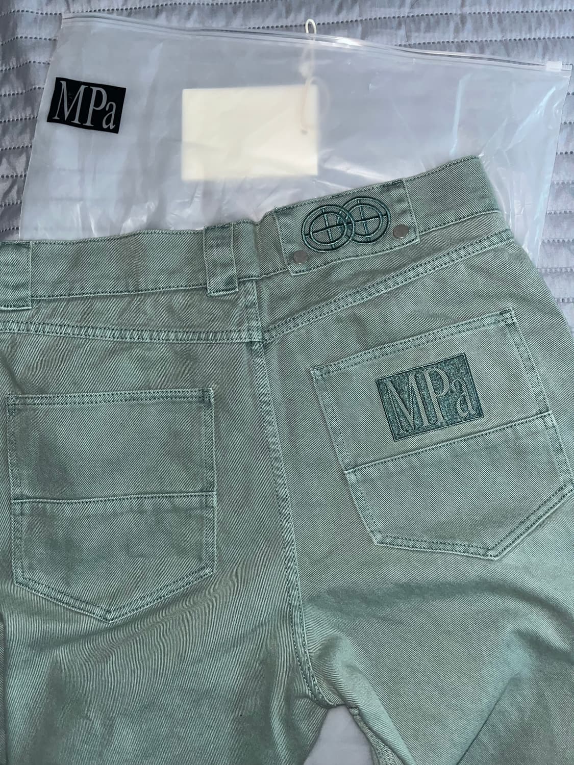 플라스틱 프로덕트 에메랄드 팬츠 L 사이즈 판매 상품이미지1