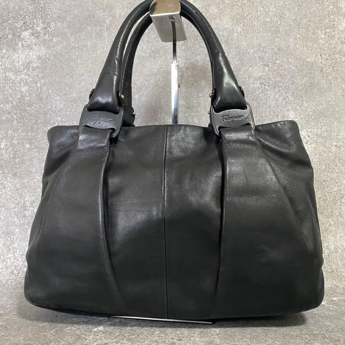 페라가모 가죽 버클 토트백 상품이미지1