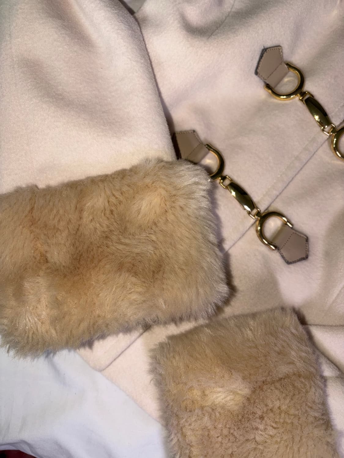 세실맥비 베이지 퍼 숏코트 금장 라떼갸루 오네갸루 가루 상품이미지2