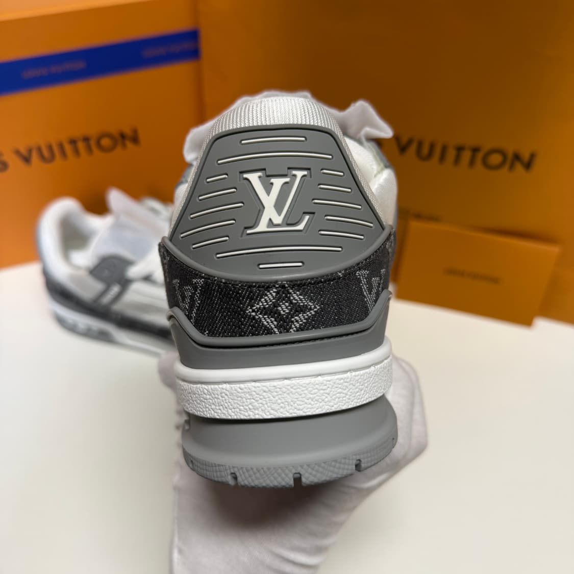 [정품/새상품/초특가] 루이비통 LV트레이너 스니커즈 그레이 상품이미지4